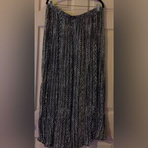 Blank and White Stretchy Skirt